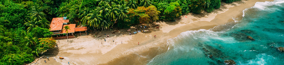 Destino tropical con playas de arena y aguas turquesas.